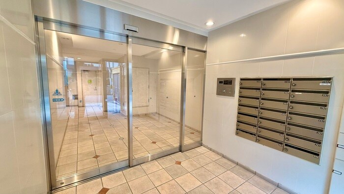 物件外観写真2　(エントランス部分)