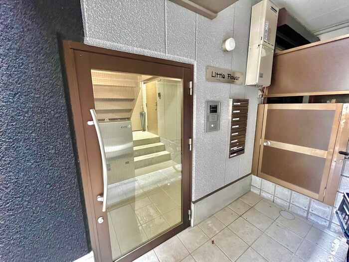 物件外観写真3　(エントランス部分)