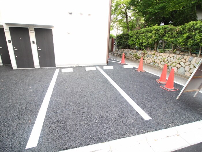 物件外観写真5　(駐車場)