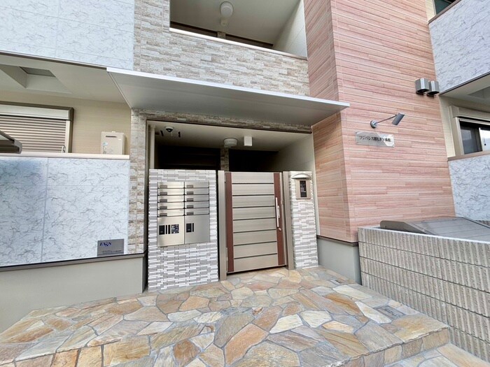 物件外観写真3　(エントランス部分)