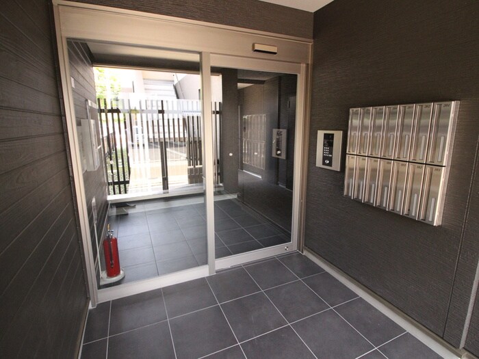 物件外観写真2　(エントランス部分)