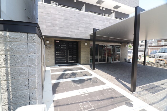 物件外観写真4　(エントランス部分)