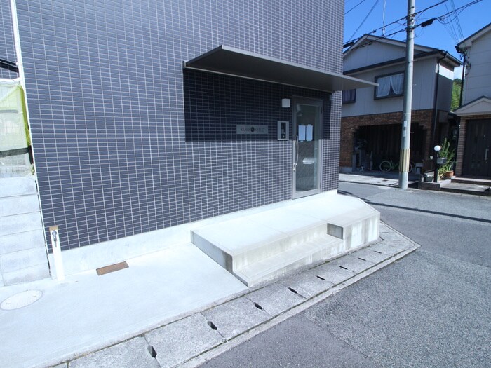 物件外観写真4　(エントランス部分)