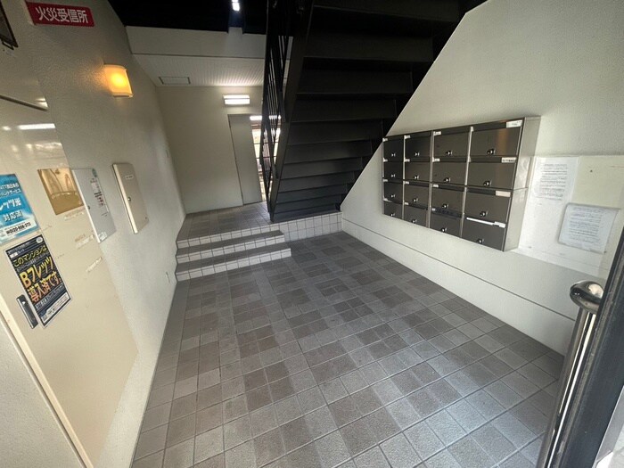 物件外観写真5　(エントランス部分)