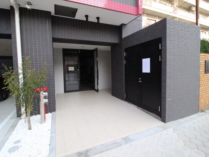 物件外観写真4　(エントランス部分)