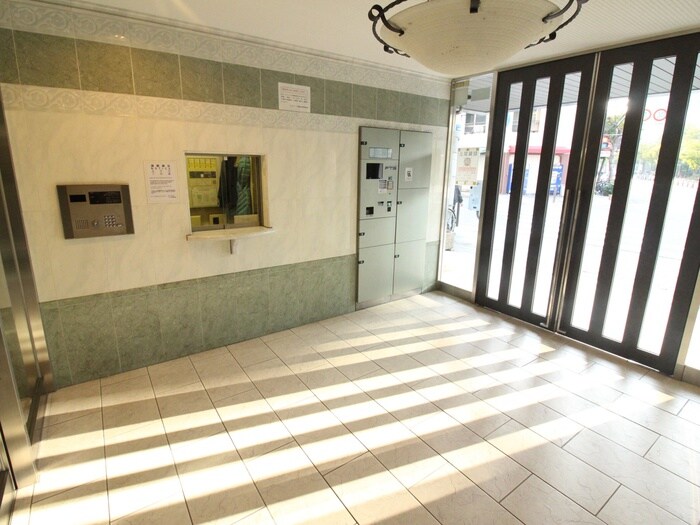 物件外観写真4　(エントランス部分)