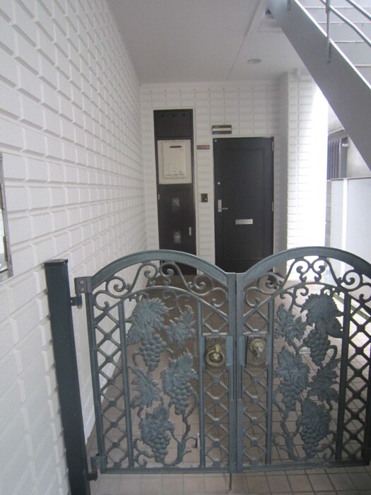 物件外観写真2　(エントランス部分)