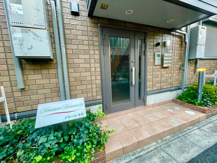 物件外観写真2　(エントランス部分)