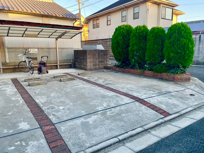 物件外観写真3　(駐車場)