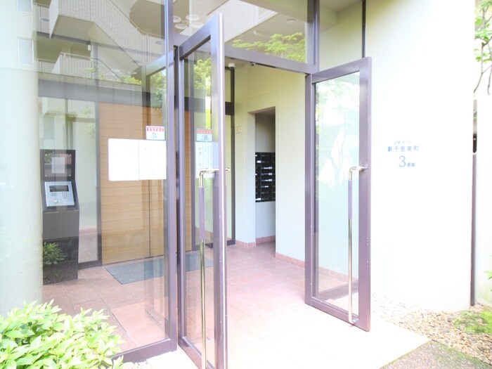 物件外観写真2　(エントランス部分)