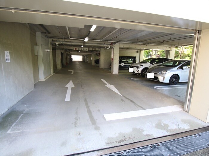 物件外観写真4　(駐車場)