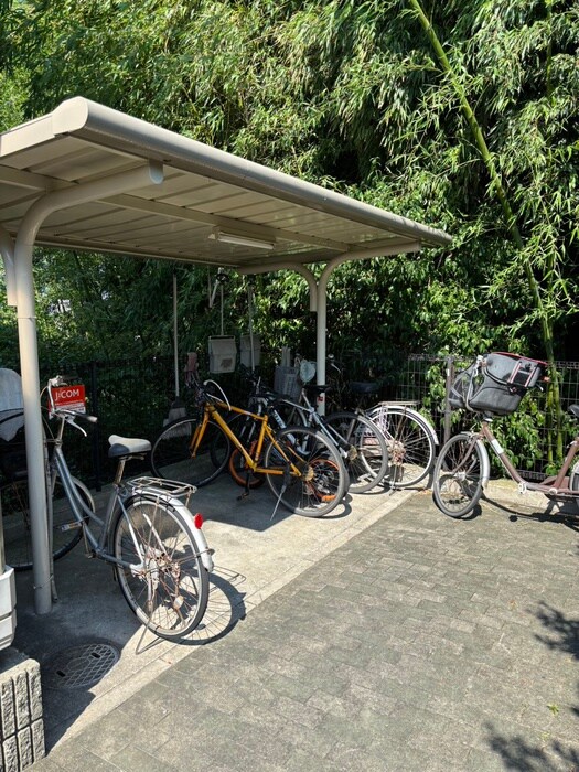 物件外観写真4　(駐輪場)