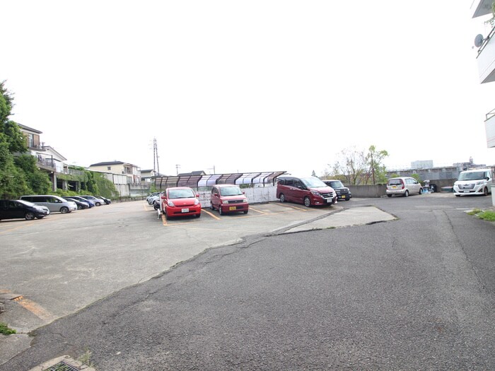 物件外観写真3　(駐車場)