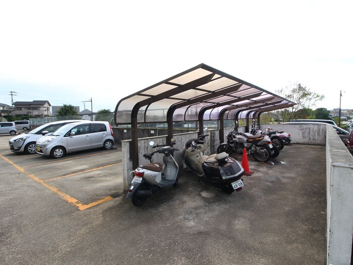 物件外観写真5　(バイク置き場)