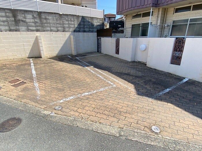 物件外観写真5　(駐車場)