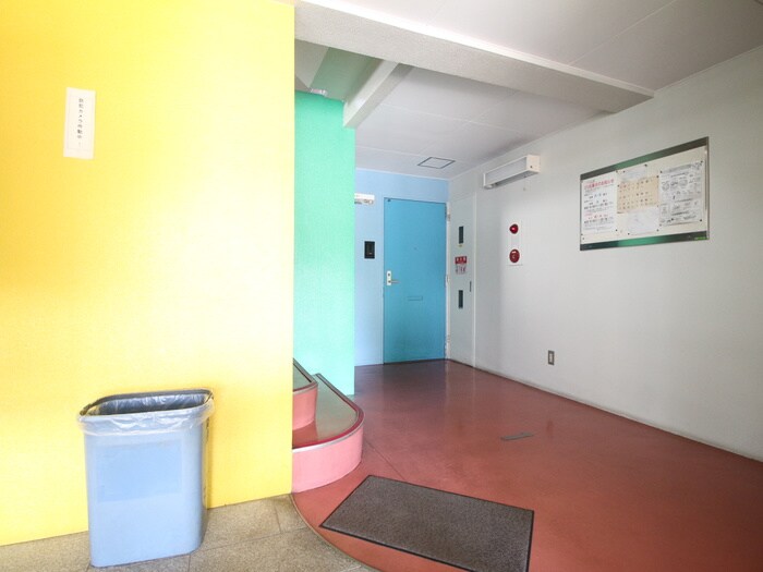 物件外観写真3　(エントランス部分)