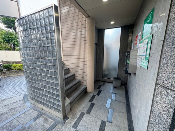 物件外観写真6　(エントランス部分)