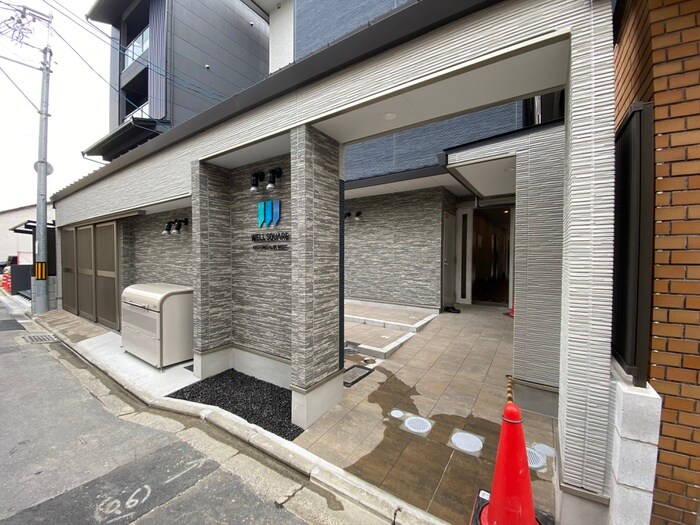 物件外観写真3　(エントランス部分)