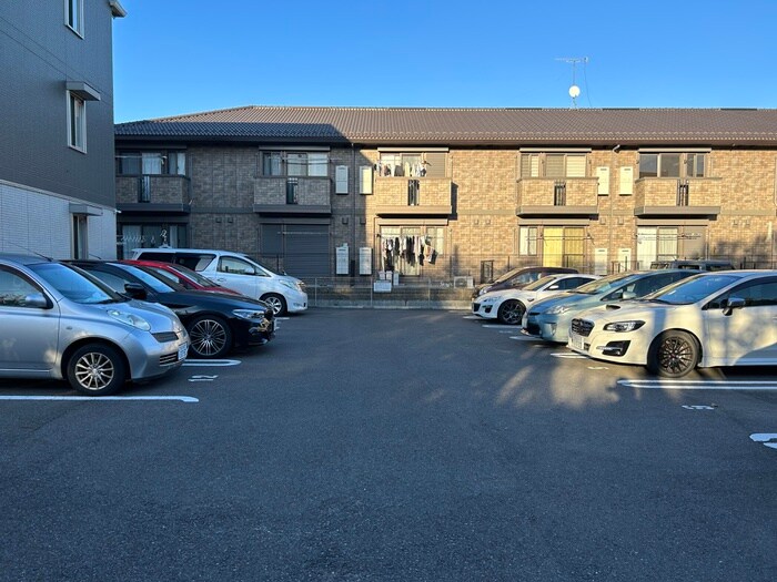 物件外観写真2　(駐車場)