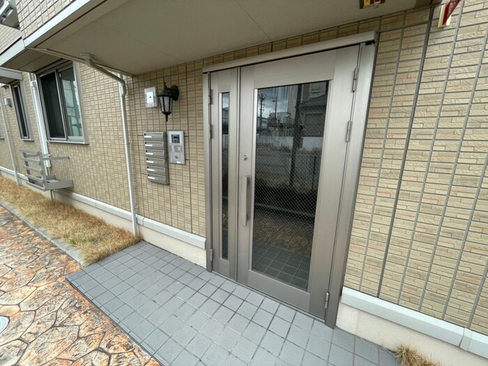 物件外観写真2　(エントランス部分)