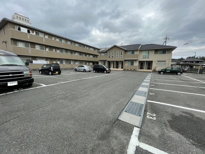 物件外観写真3　(駐車場)