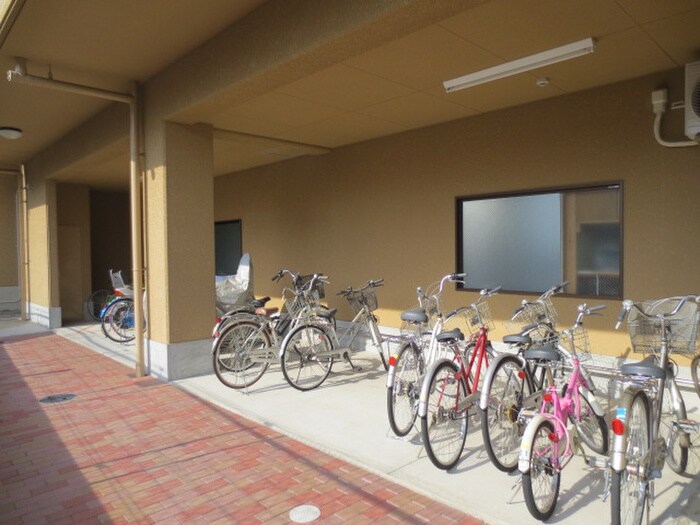 物件外観写真3　(駐輪場)