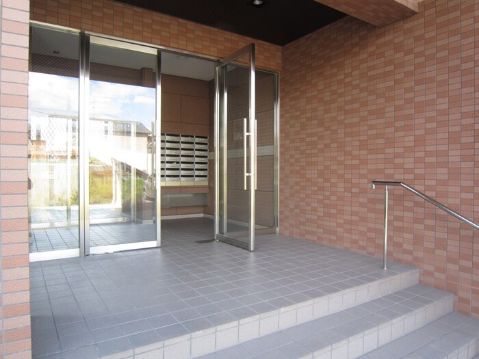 物件外観写真4　(エントランス部分)