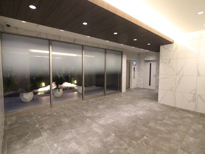 物件外観写真2　(エントランス部分)