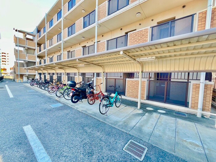 物件外観写真4　(駐輪場)