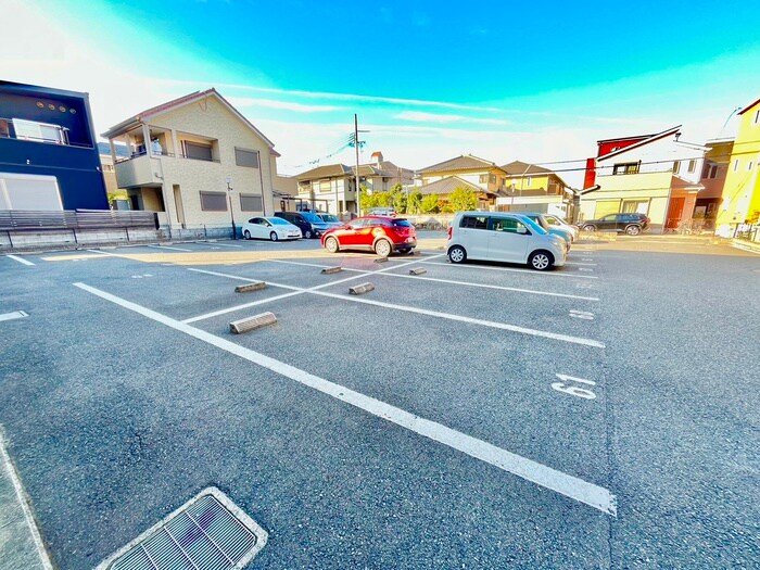 物件外観写真5　(駐車場)