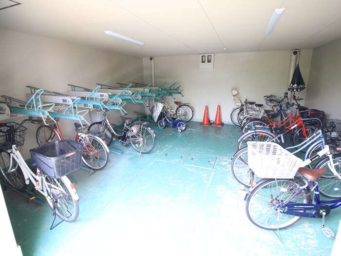 物件外観写真4　(駐輪場)