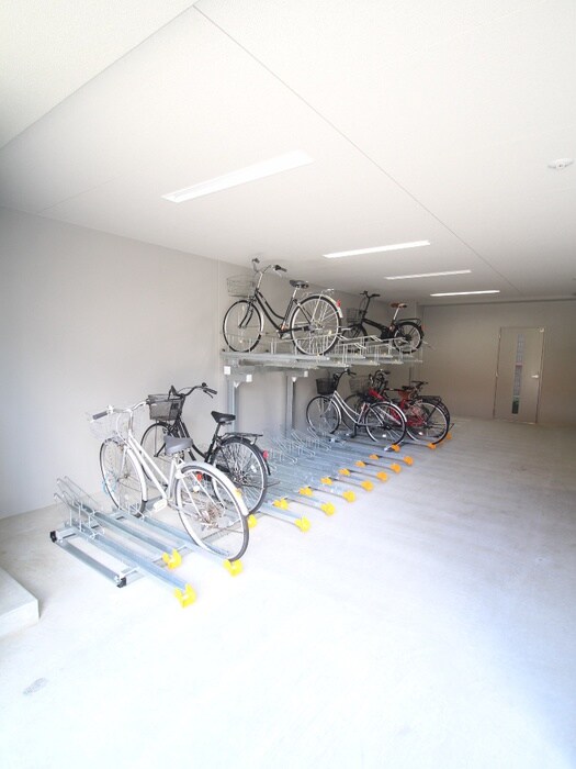 物件外観写真4　(駐輪場)