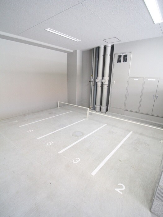 物件外観写真5　(バイク置き場)