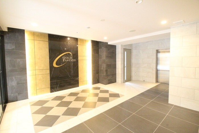 物件外観写真4　(エントランス部分)