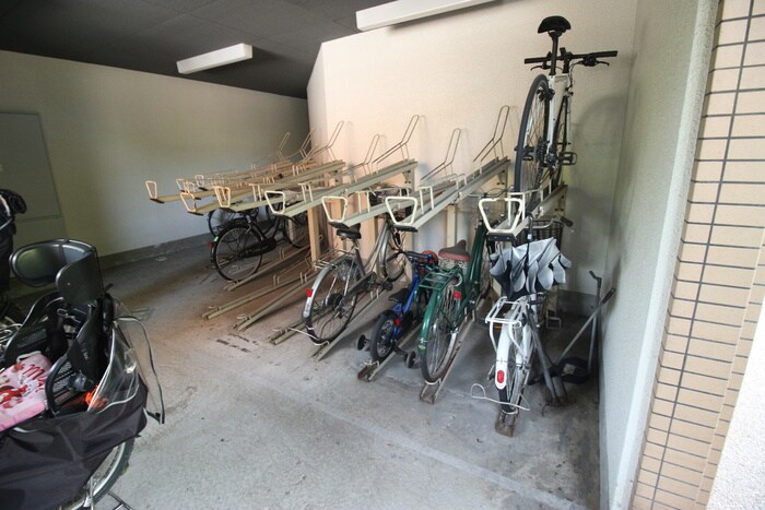 物件外観写真4　(駐輪場)