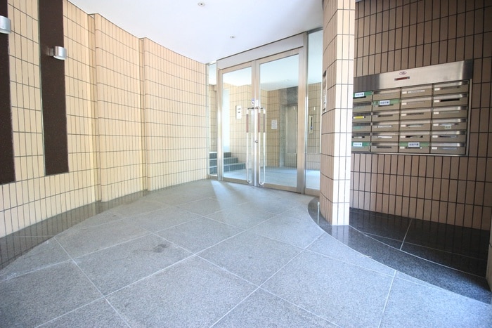 物件外観写真5　(エントランス部分)