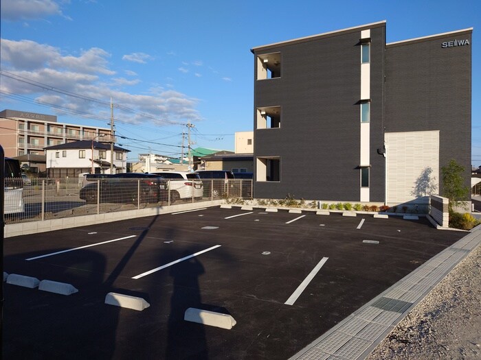 物件外観写真2　(駐車場)