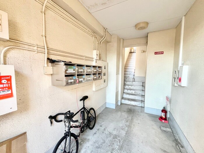 物件外観写真3　(エントランス部分)