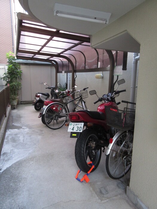 物件外観写真5　(バイク置き場)