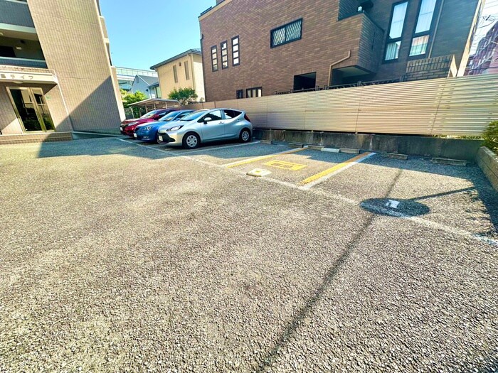 物件外観写真4　(駐車場)