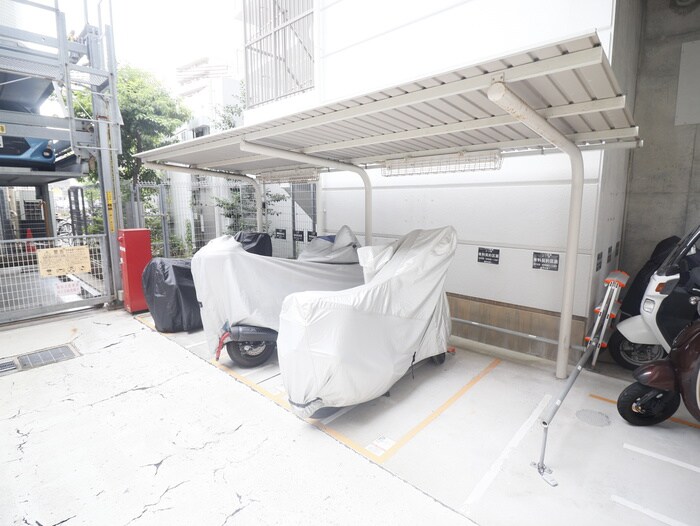 物件外観写真3　(バイク置き場)