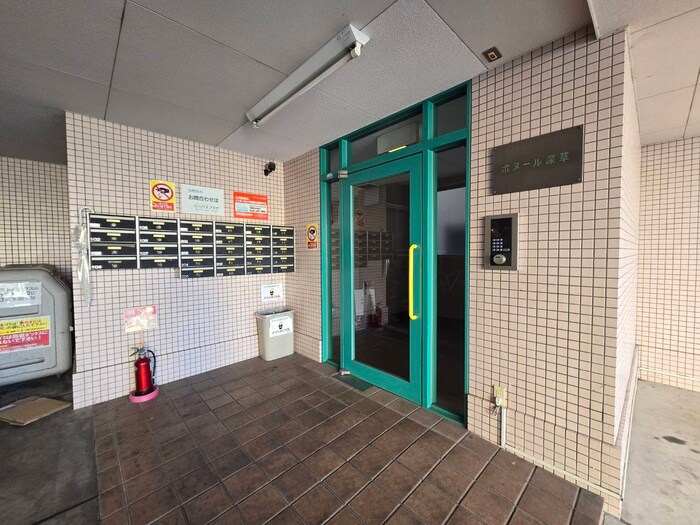 物件外観写真3　(エントランス部分)