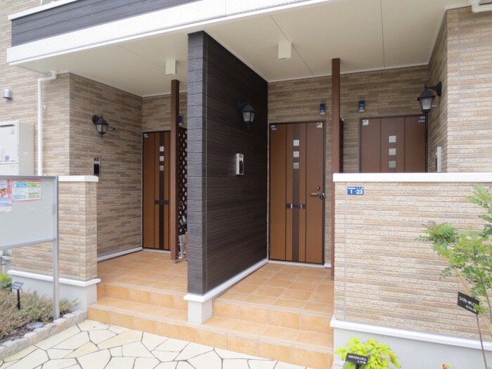 物件外観写真5　(エントランス部分)