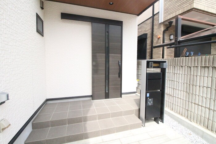 物件外観写真3　(エントランス部分)