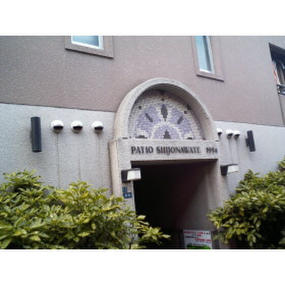 物件外観写真4　(エントランス部分)