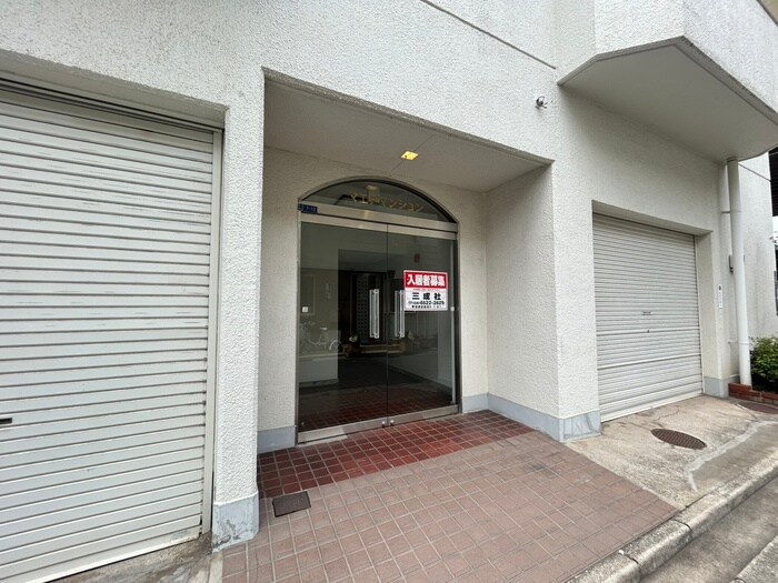 物件外観写真2　(エントランス部分)