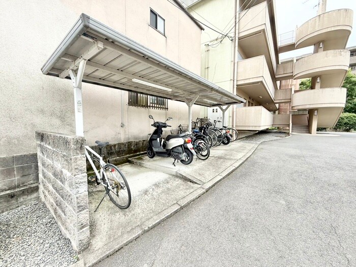 物件外観写真4　(駐輪場)