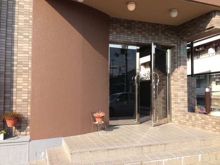 物件外観写真3　(エントランス部分)