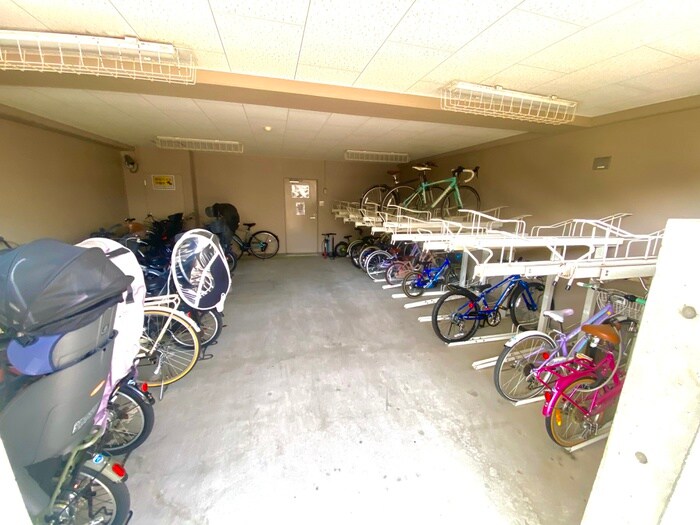 物件外観写真5　(駐輪場)