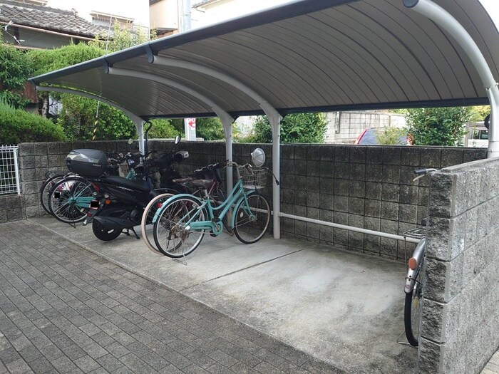 物件外観写真2　(バイク置き場)